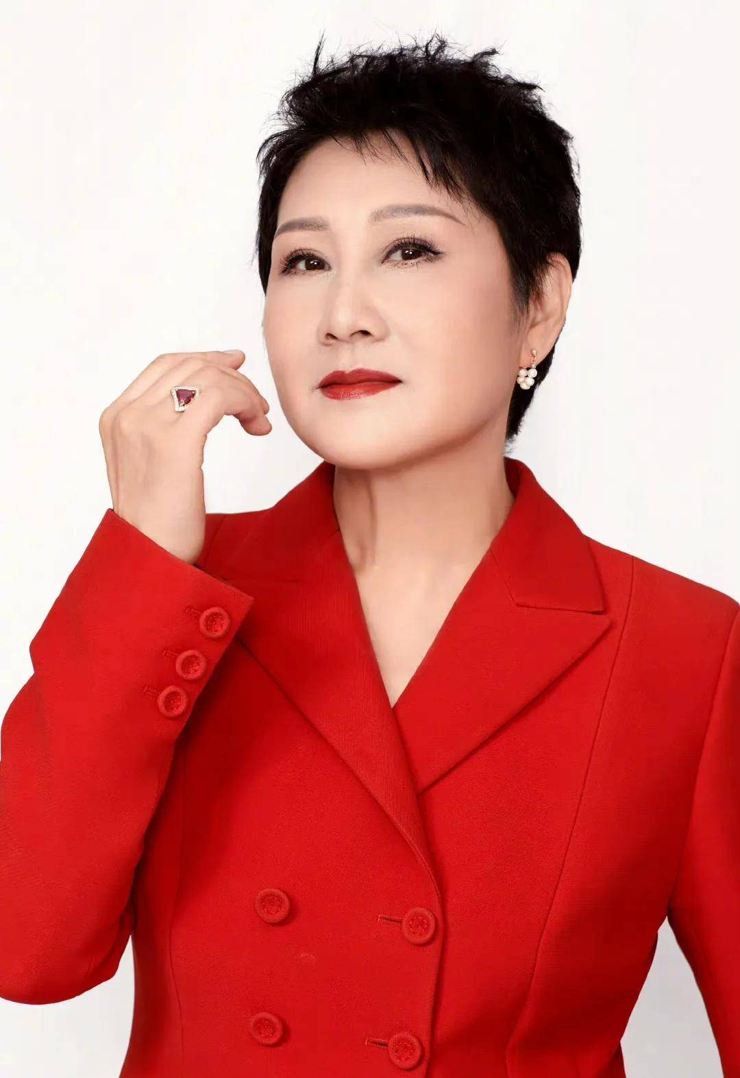张凯丽个人简历(张凯丽全家福照片) 张凯丽个人简历(张凯丽全家福照片)