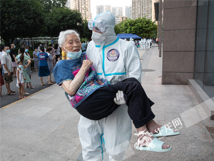 7个孙子重孙合力抬96岁老人旅游的简单介绍