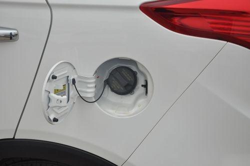 新手汽车加油怎么打开油盖(新手汽车加油怎么打开油盖子)