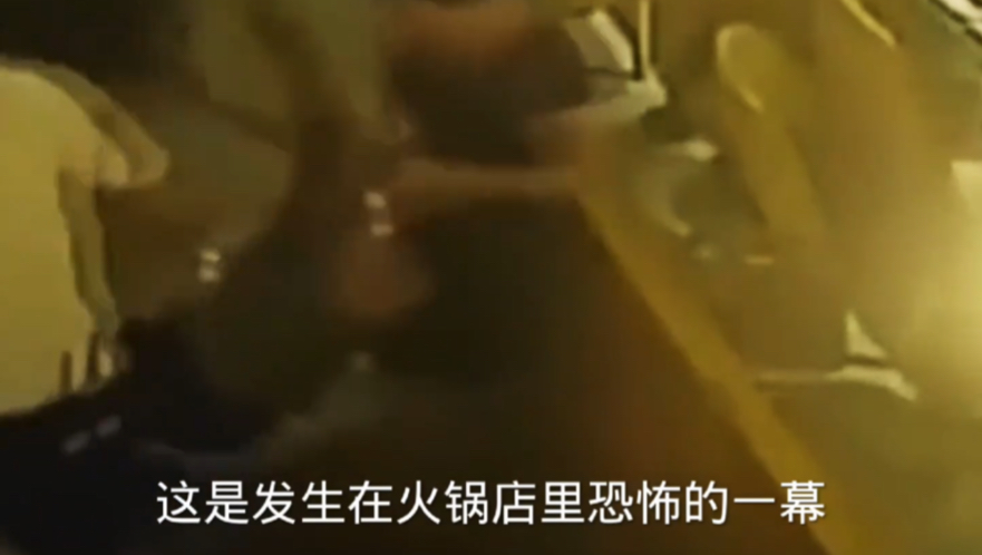 男孩火锅店狂奔被汤淋一身的简单介绍 男孩火锅店狂奔被汤淋一身的简单介绍