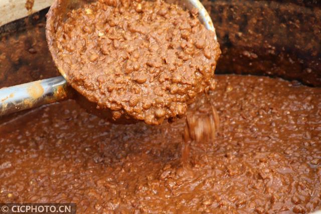 工人往黄豆酱里大小便?官方回应(工人往黄豆酱里大小便?官方回应是什么)