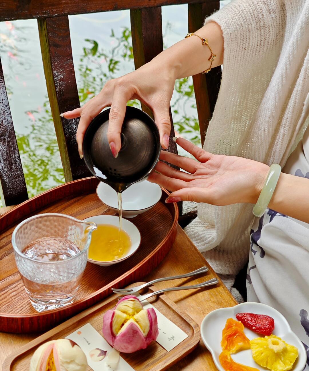 喝茶怎么发朋友圈吸引人(喝茶怎么发朋友圈吸引人?配什么文案和照片更有氛围?)